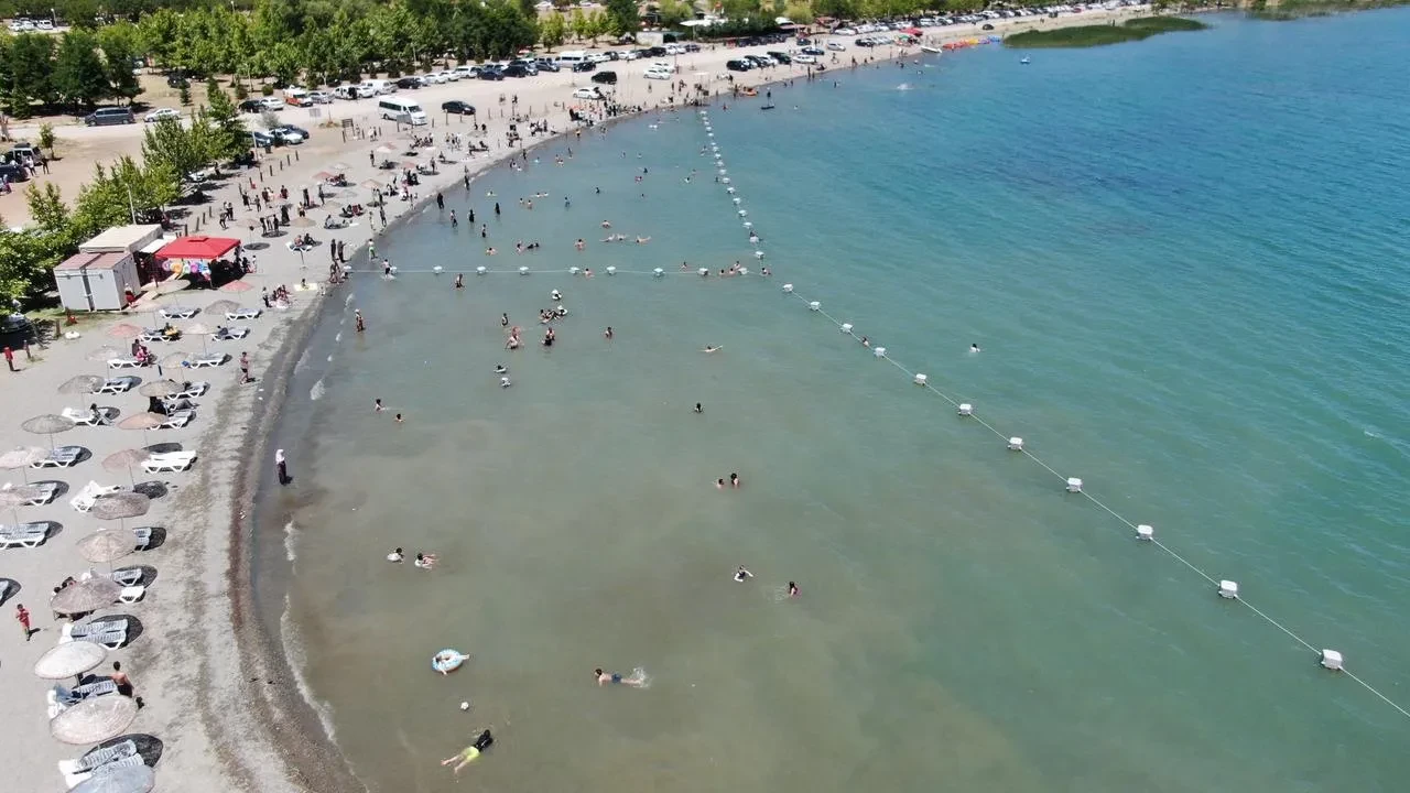 Mustafa Nacar Hazar Gölü'nde Yüzerken Kalp Krizi Geçirerek Hayatını Kaybetti