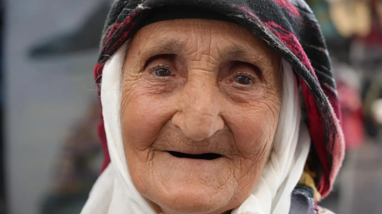 Esma Güreşçi Buğday Meydanında El İşi Çoraplar Satıyor