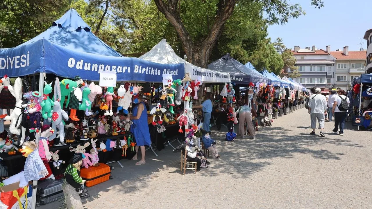 Odunpazarı Belediyesi kadınların el emeği eserlerini Hicri Sezen Meydanı'nda sergiliyor