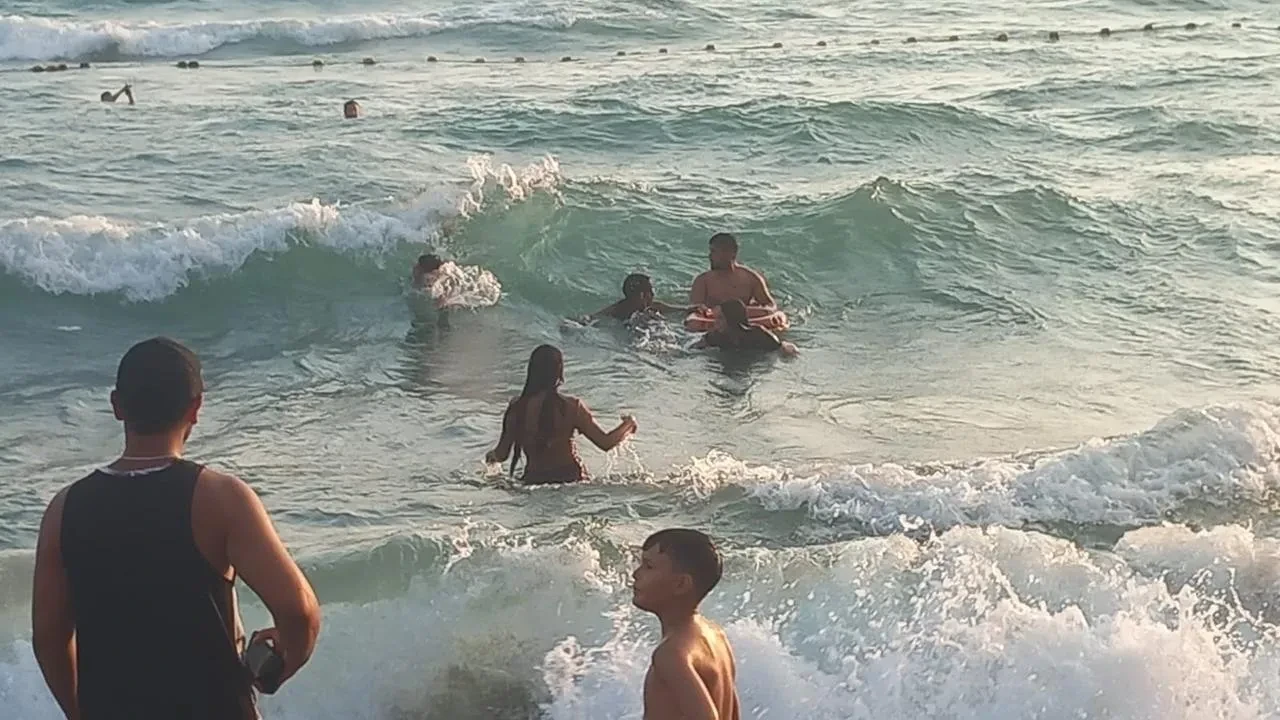 Hatay'da rip akıntısına kapılan 3 çocuk cankurtaran tarafından kurtarıldı