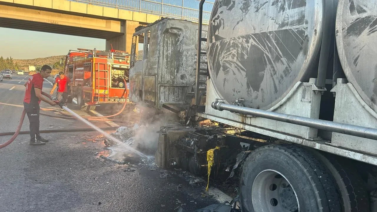 Tarsus otoyolunda süt tankeri alev alarak yandı