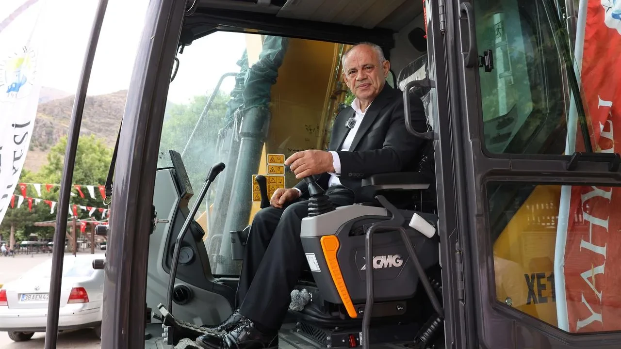 Yahyalı Belediyesi yeni ekskavatör ile hizmet kapasitesini artırdı