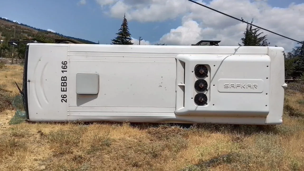 Eskişehir'de belediye otobüsü devrildi 2 yolcu yaralandı