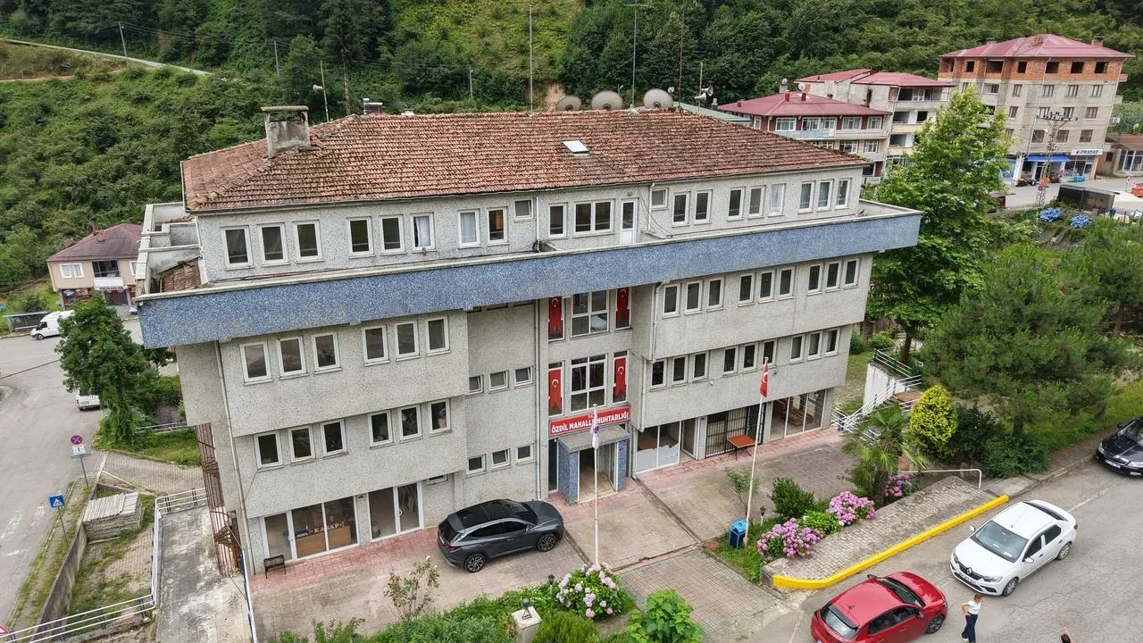 Trabzon'da eski belediye binasına asılan muhtarlık tabelası yanlış algı yarattı