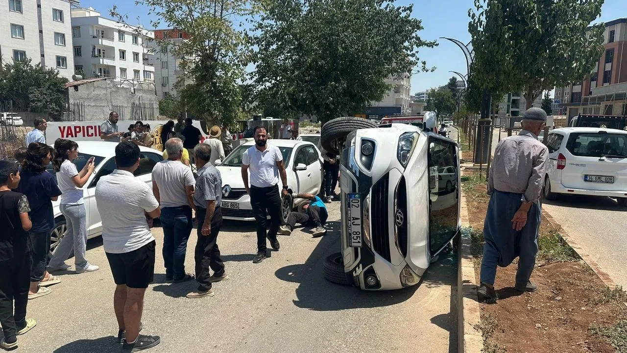 Adıyaman'da iki otomobil çarpıştı, bir araç devrildi ve bir kişi yaralandı
