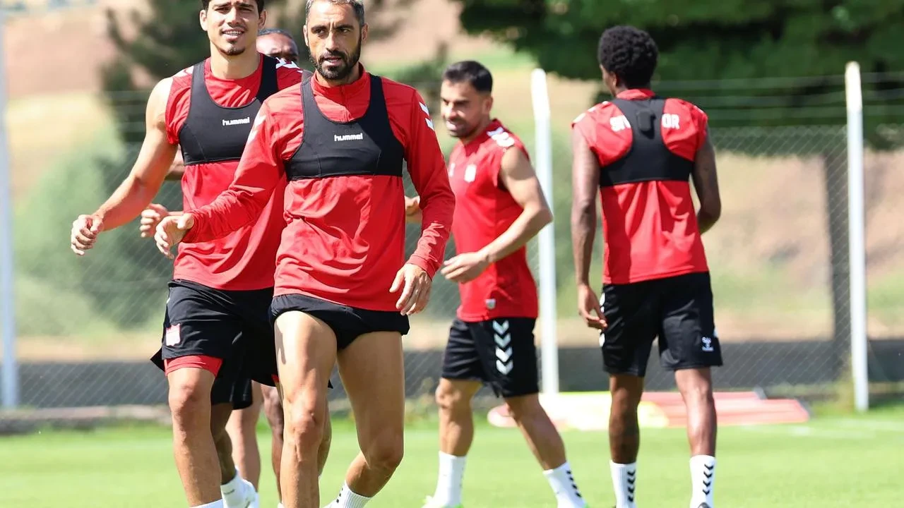 Sivasspor Sivas kampında yeni sezon hazırlıklarına antrenmanlarla devam ediyor