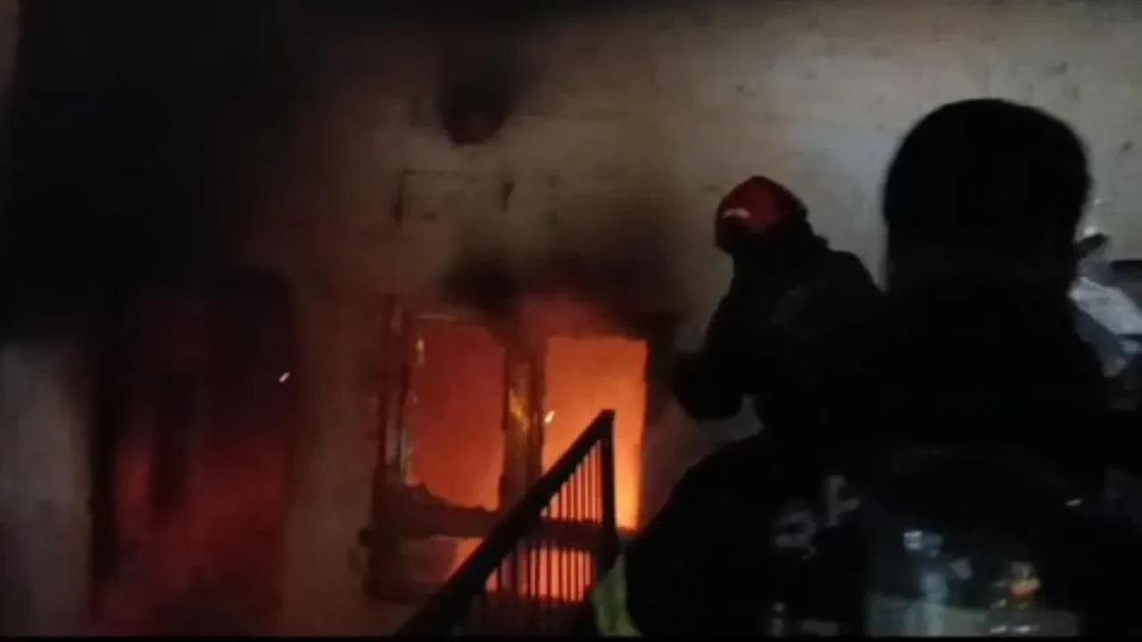 Şanlıurfa'da metruk iş yerinde çıkan yangın itfaiye ekiplerince söndürüldü