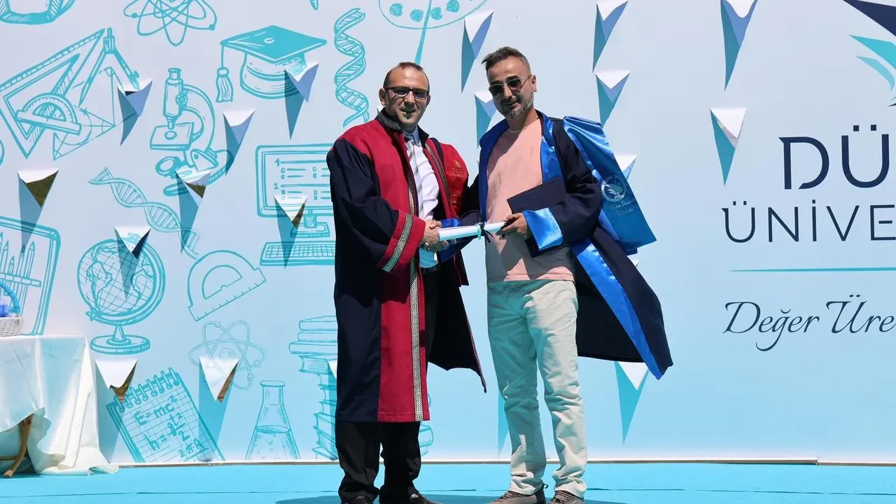 Düzce Üniversitesi mezunları coşkuyla kep fırlatarak kutladı