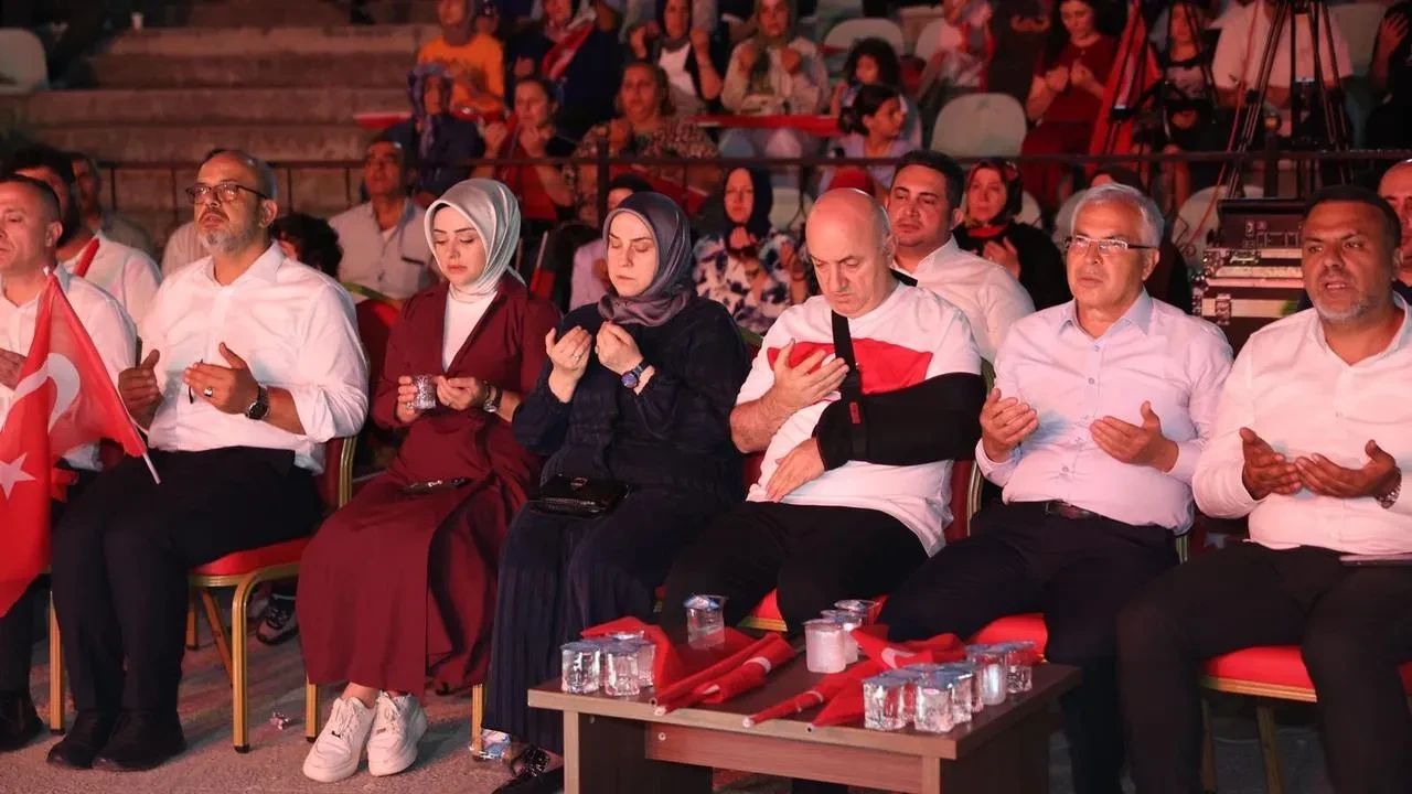 Muzaffer Bıyık 15 Temmuz anma programına sargılı koluyla katıldı