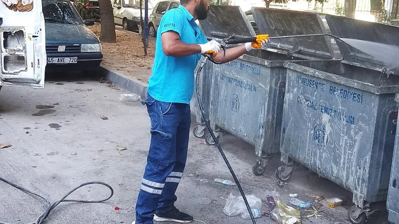 Yunusemre Belediyesi Çöp Konteynerlerini Dezenfekte Ederek Koku Ve Kirliliği Önlüyor