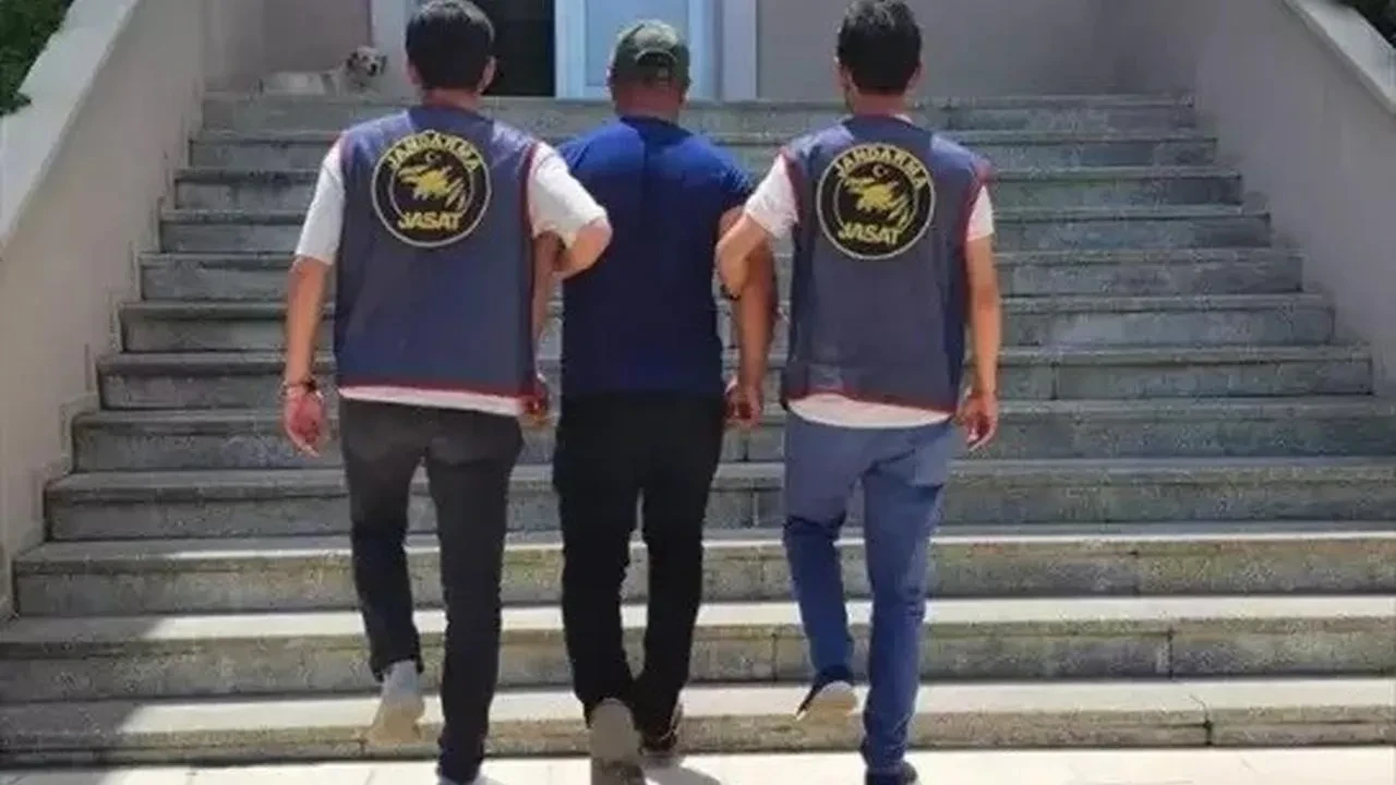 Adana'nın Kozan ilçesinde firari hükümlü jandarma baskınıyla yakalandı