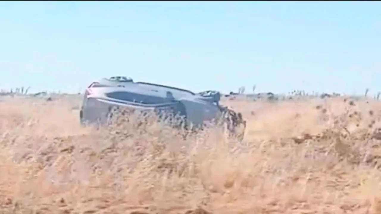 Siverek Diyarbakır yolunda otomobil şarampole yuvarlandı