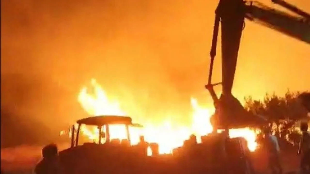 Bilecik'te orman yangınında traktör ve otomobil kepçeyle kurtarıldı