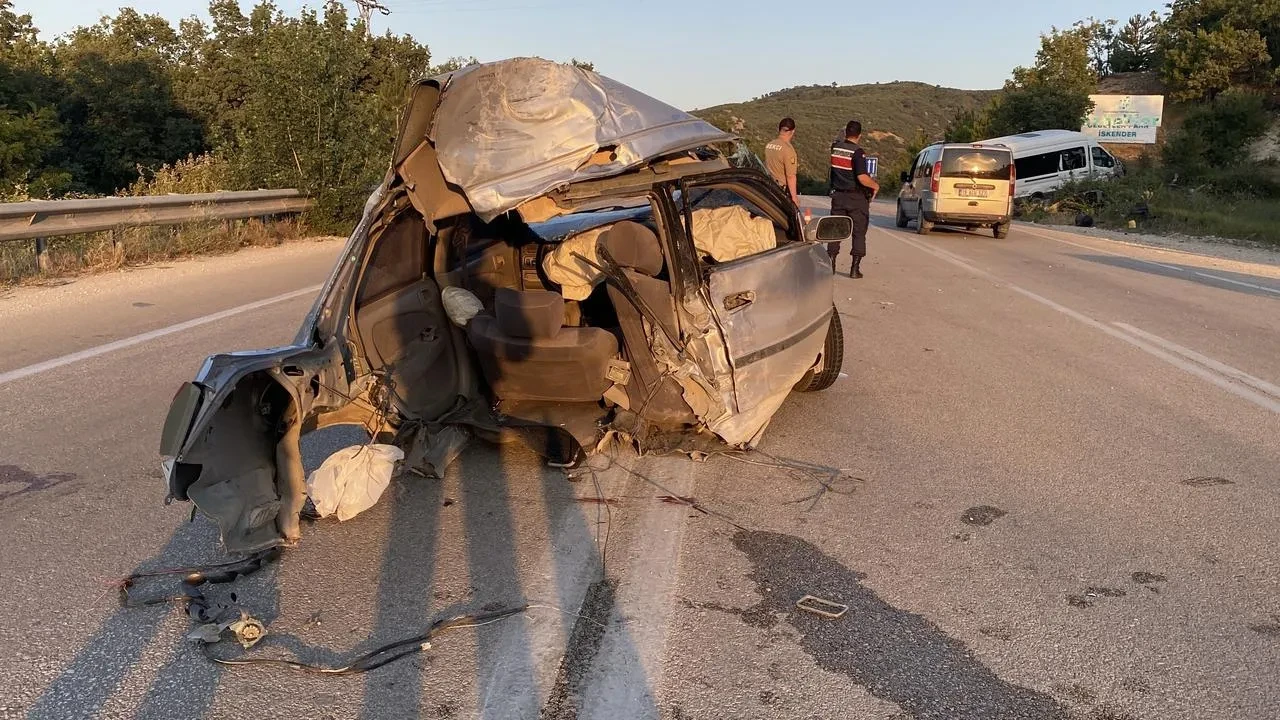 Çorum’da minibüsle çarpışan otomobil ikiye bölündü 11 kişi yaralandı