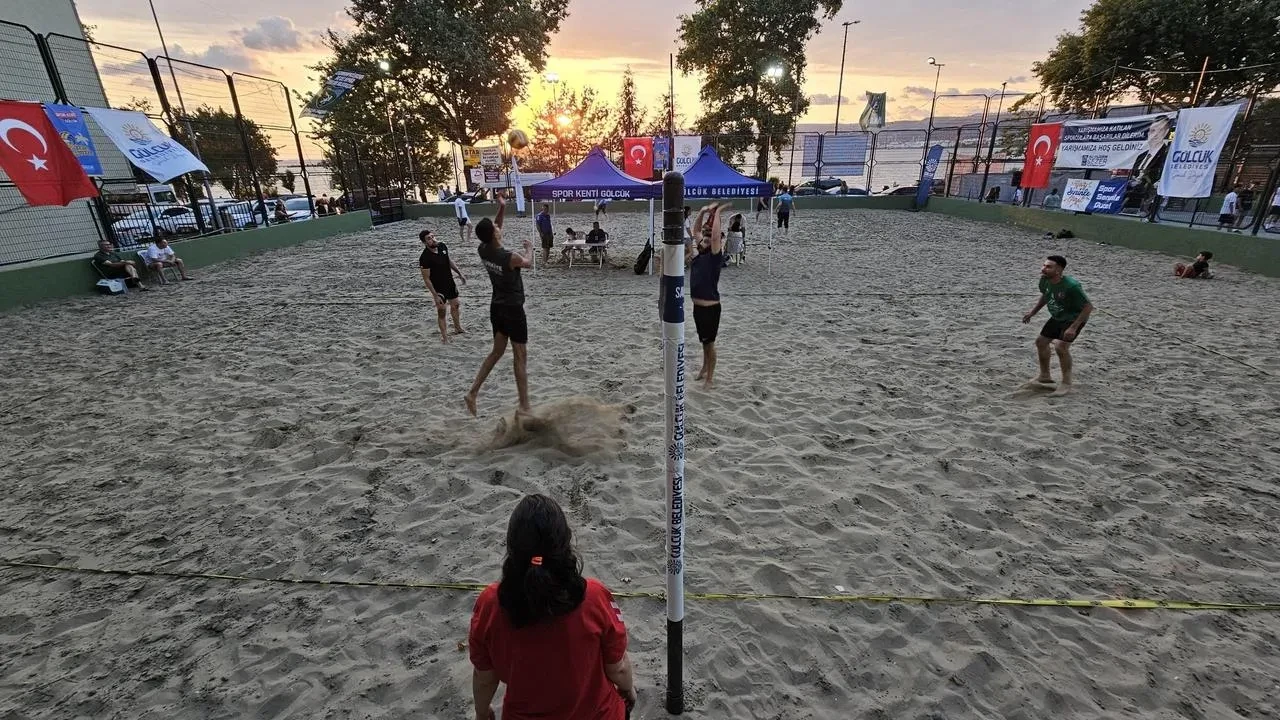 Gölcük Belediyesi plaj voleybolu turnuvası büyük ilgiyle başladı