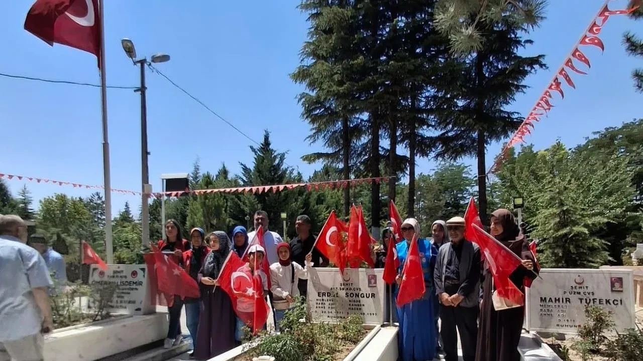 Adanalı öğrenciler Şehit Ömer Halisdemir'in kabrinde dua etti ve ailesiyle buluştu