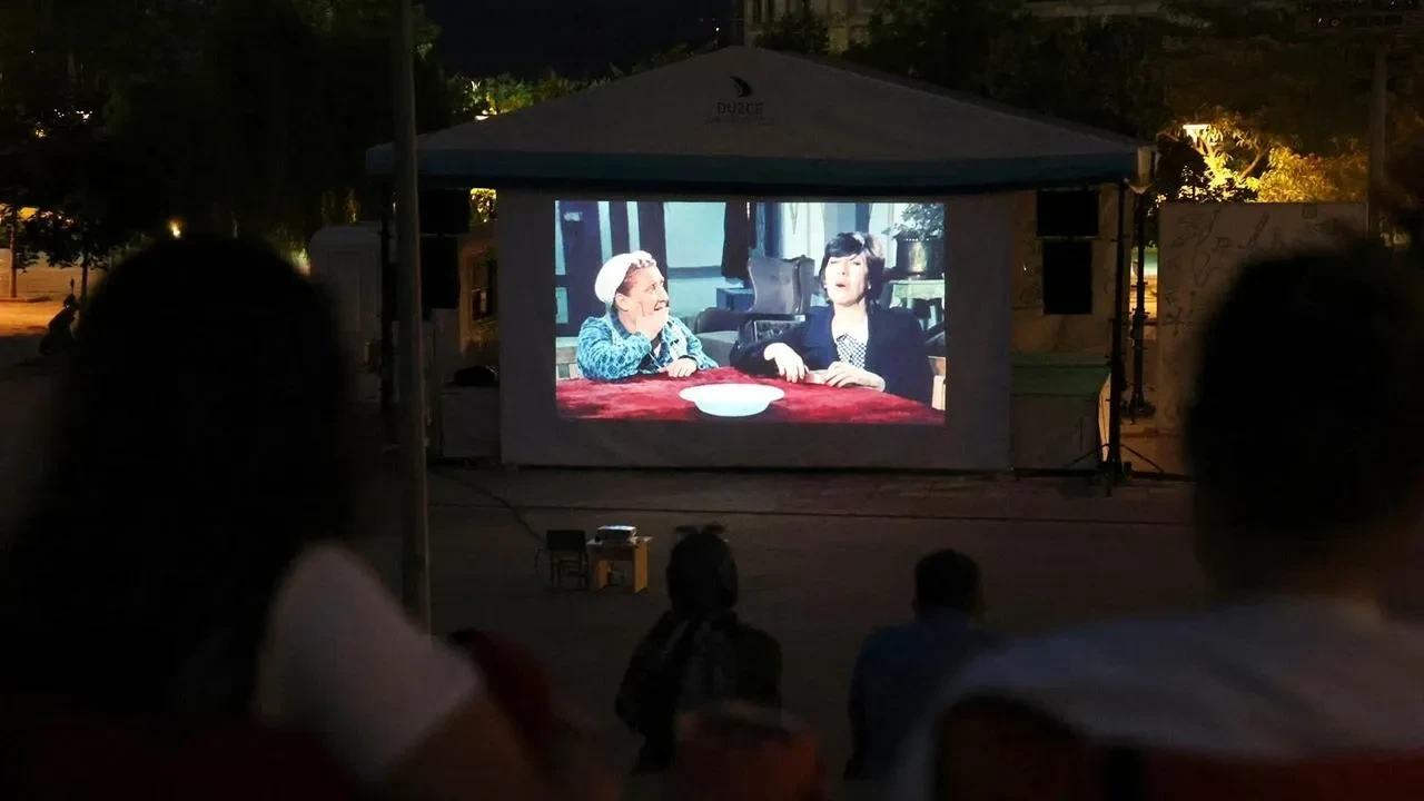 Düzce Üniversitesi’nde açık hava sinema günlerine yoğun ilgi