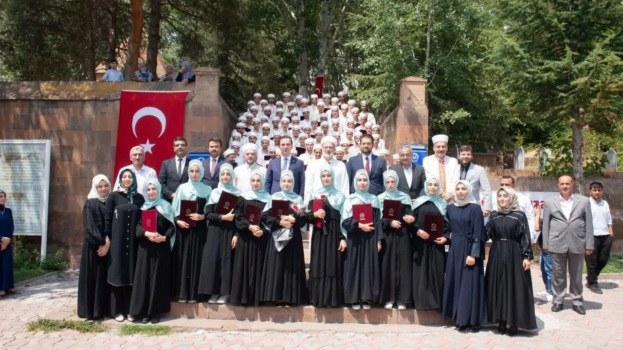 Bitlis Ahlat’ta 83 Öğrenci Hafızlık Eğitimini Tamamladı