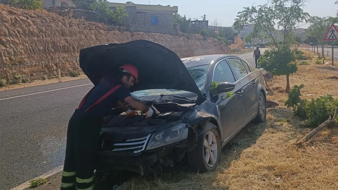 Mardin'de otomobil refüje çarptı 2 kişi yaralandı