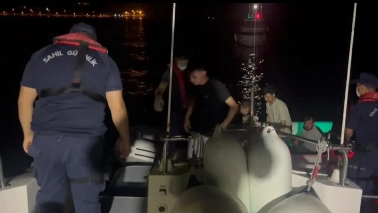 İzmir'in Dikili ilçesinde Sahil Güvenlik 40 düzensiz göçmeni yakaladı