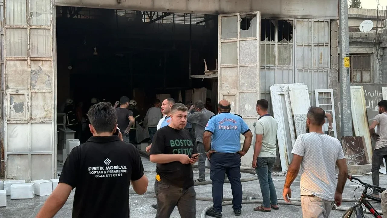 Nizip Sanayi Sitesinde Mobilya Dükkanı Alev Aldı