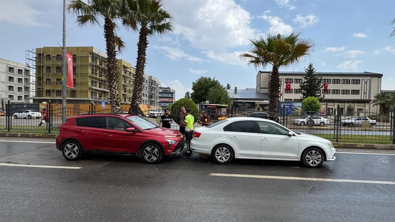 Adıyaman’da iki otomobil çarpıştı, 2 kişi hastaneye kaldırıldı