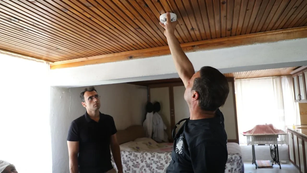 Muğla Belediyesi yaşlı çınarları yangından korumaya başladı