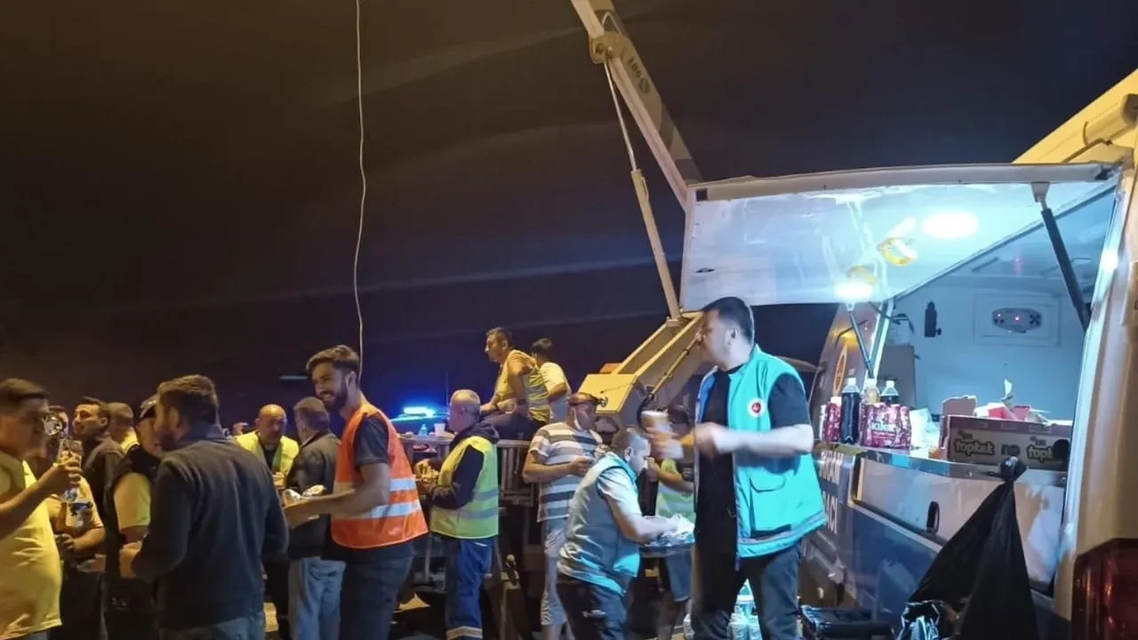 Kütahya İl Müftülüğü Harmancık’taki orman yangınına mobil ikram aracıyla destek verdi