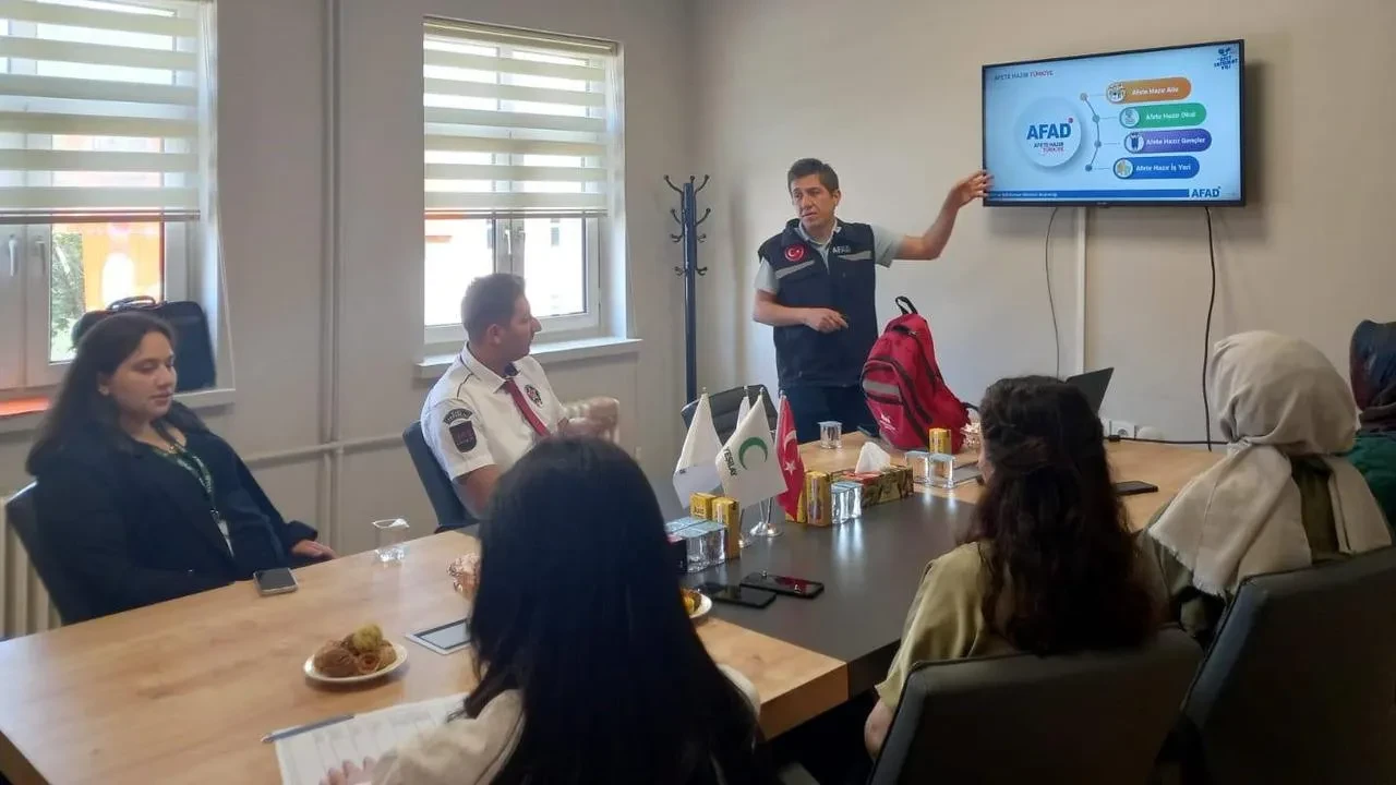 Bayburt’ta Yeşilay personeline AFAD tarafından afet ve yangın eğitimi verildi