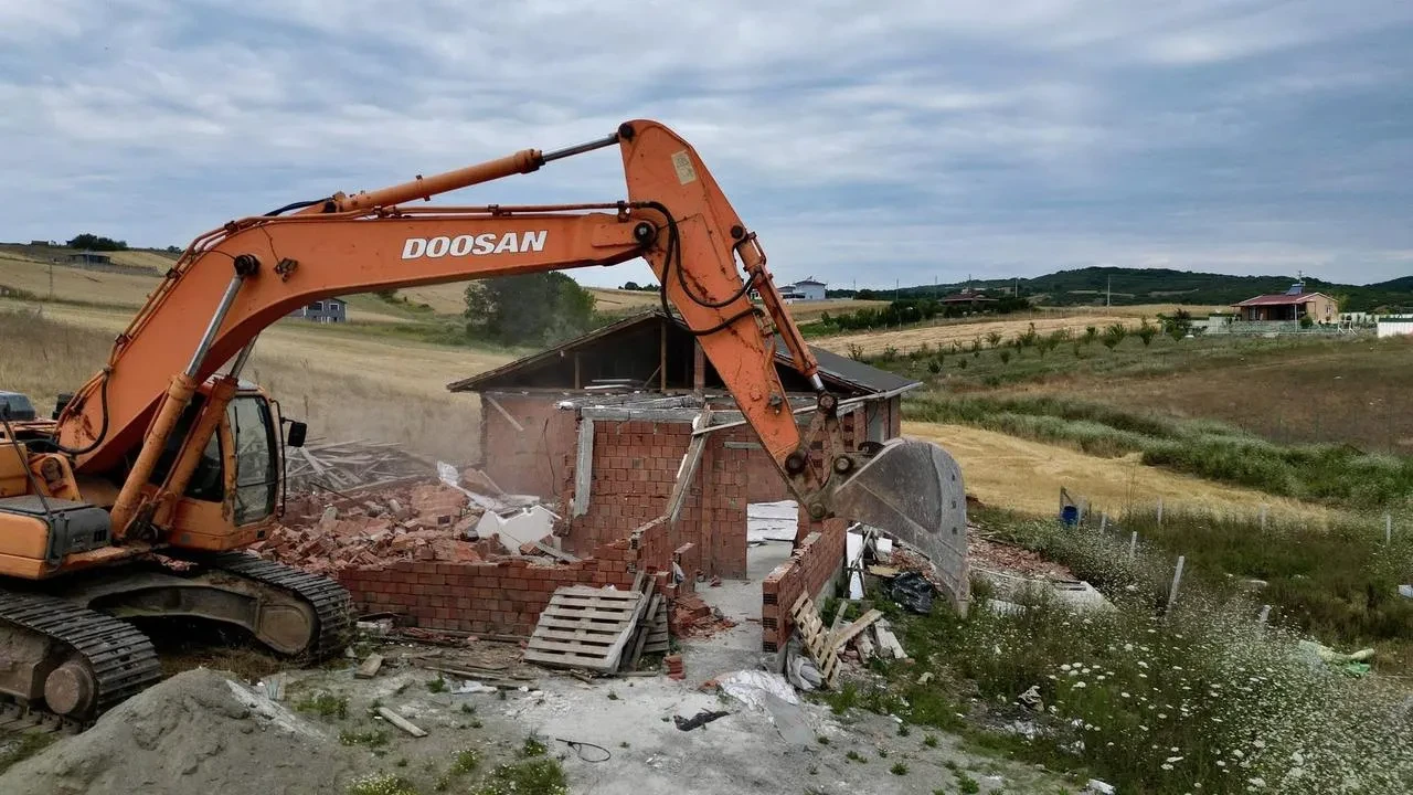Körfez ve Cumaköyde kaçak yapılar yıkıldı