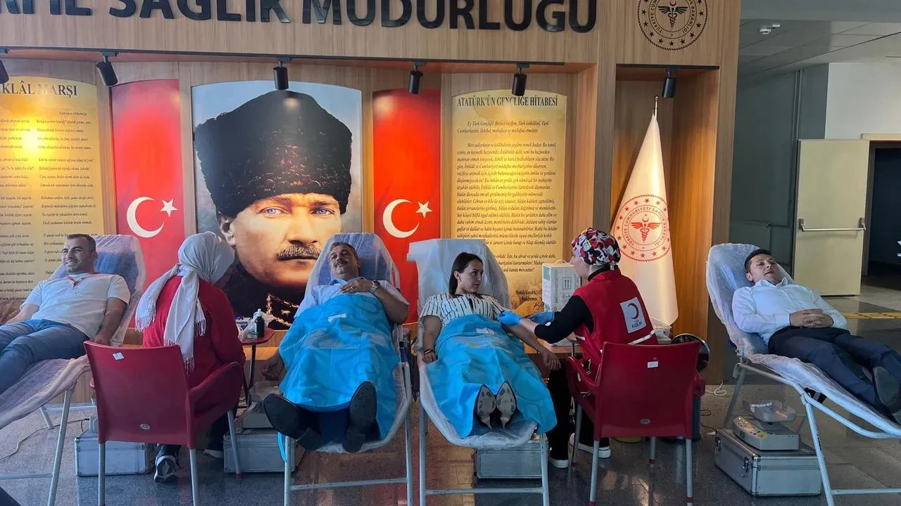 Ağrı'da Türk Kızılayı ve İl Sağlık Müdürlüğü kan bağışı kampanyası düzenledi