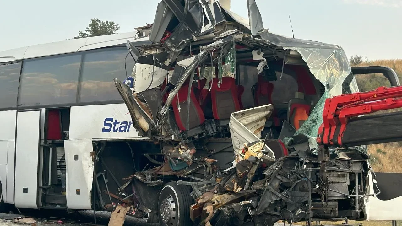 Mersin Tarsus'ta otobüs ile tır çarpıştı 9 yaralı var