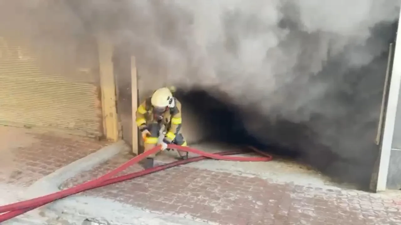 Mardin Kızıltepe’de mobilya deposunda çıkan yangın panik yarattı