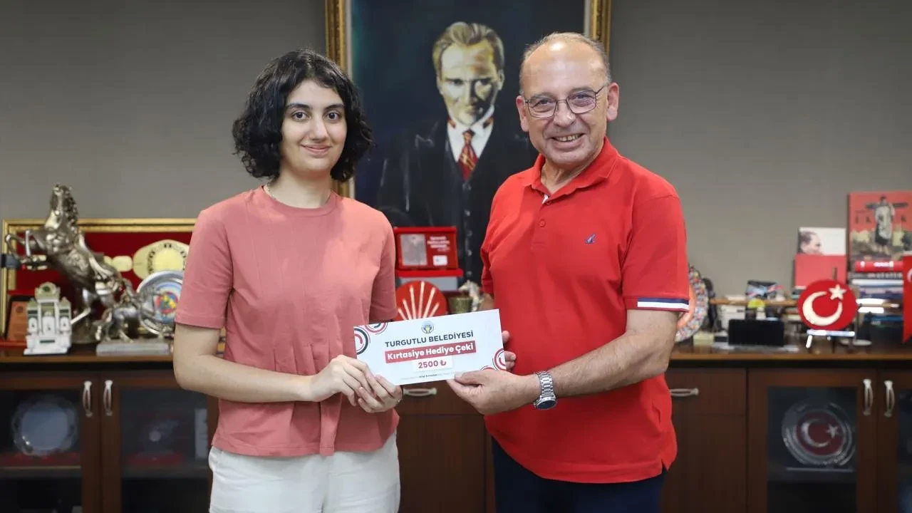 Başkan Çetin Akın Elif Ela Gülseren'i Sınav Başarısı İçin Tebrik Etti