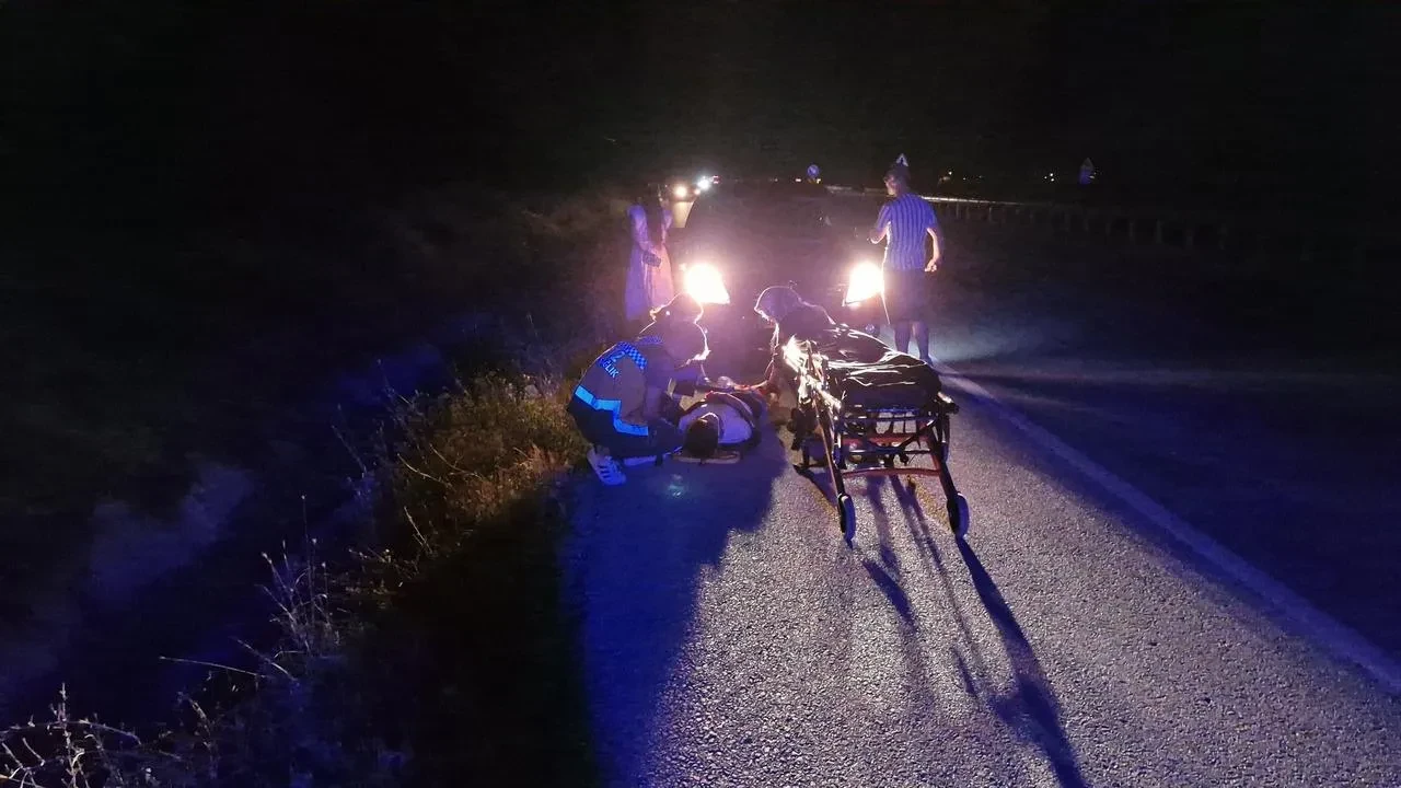 Çorum Alaca’da ehliyetsiz sürücü şarampole devrilerek yaralandı para cezası kesildi