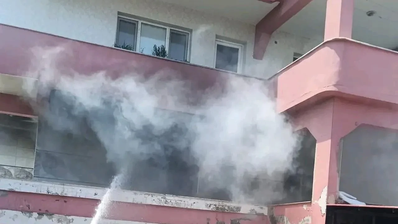 Kırıkhan’da Apartman Dairesinde Çıkan Yangın İtfaiye Ekipleri Tarafından Söndürüldü