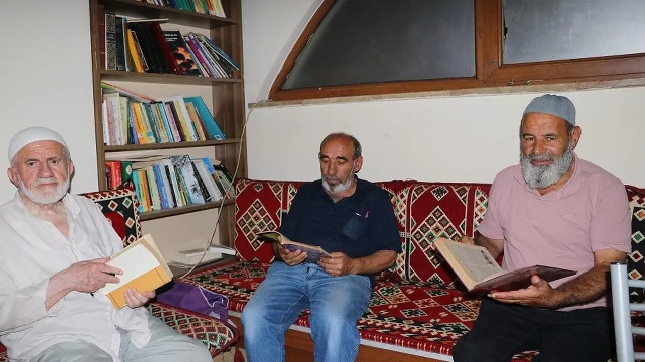 Erzincan'da camilerde çay içerken kitap okuma projesi başladı