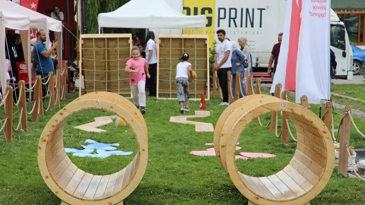 Bayburt'ta çocuklar geleneksel Türk oyunlarıyla eğlenceli bir gün geçirdi.