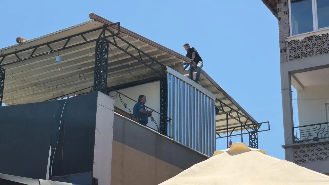 Bartında kafe çatısına çıkan adam kurtarıldı