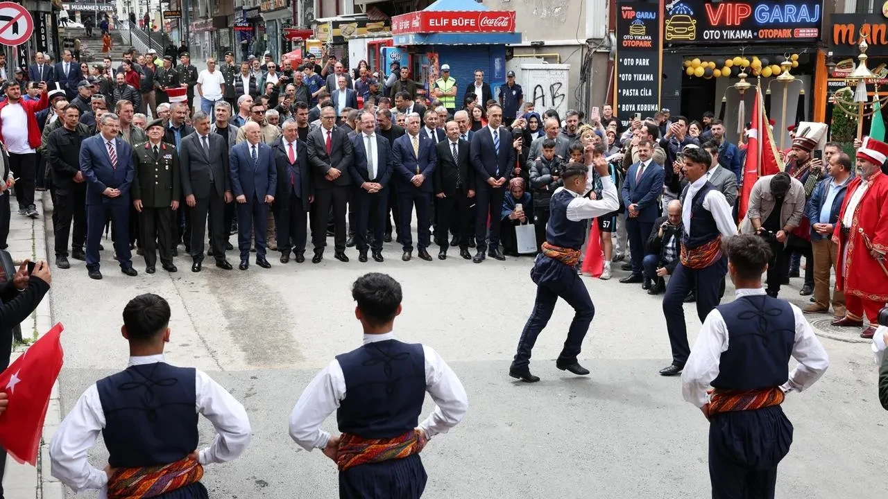 Atatürkün Erzuruma gelişi törenlerle anıldı kutlandı