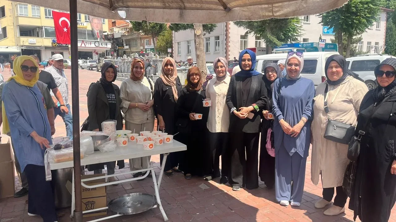 Ak Parti Tavşanlı ilçe teşkilatı aşure dağıtarak birlik mesajı verdi