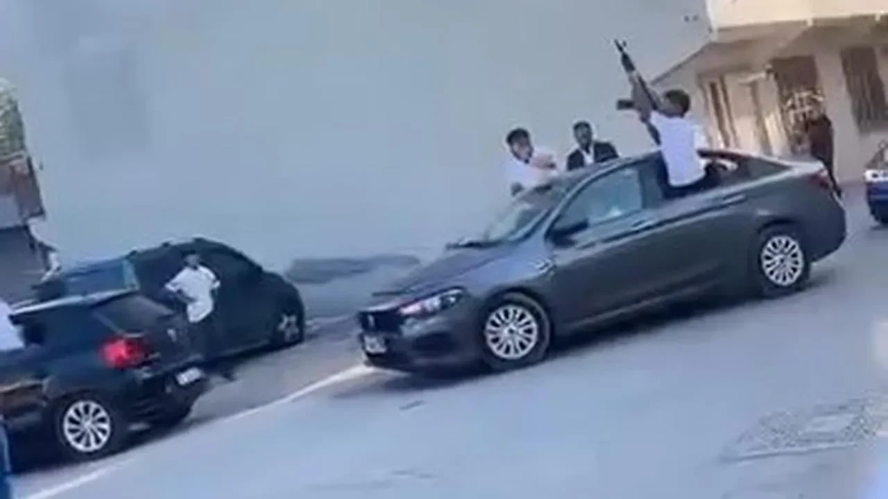 Bursa’daki düğünde uzun namlulu silahlarla tehlikeli kutlama yapıldı.