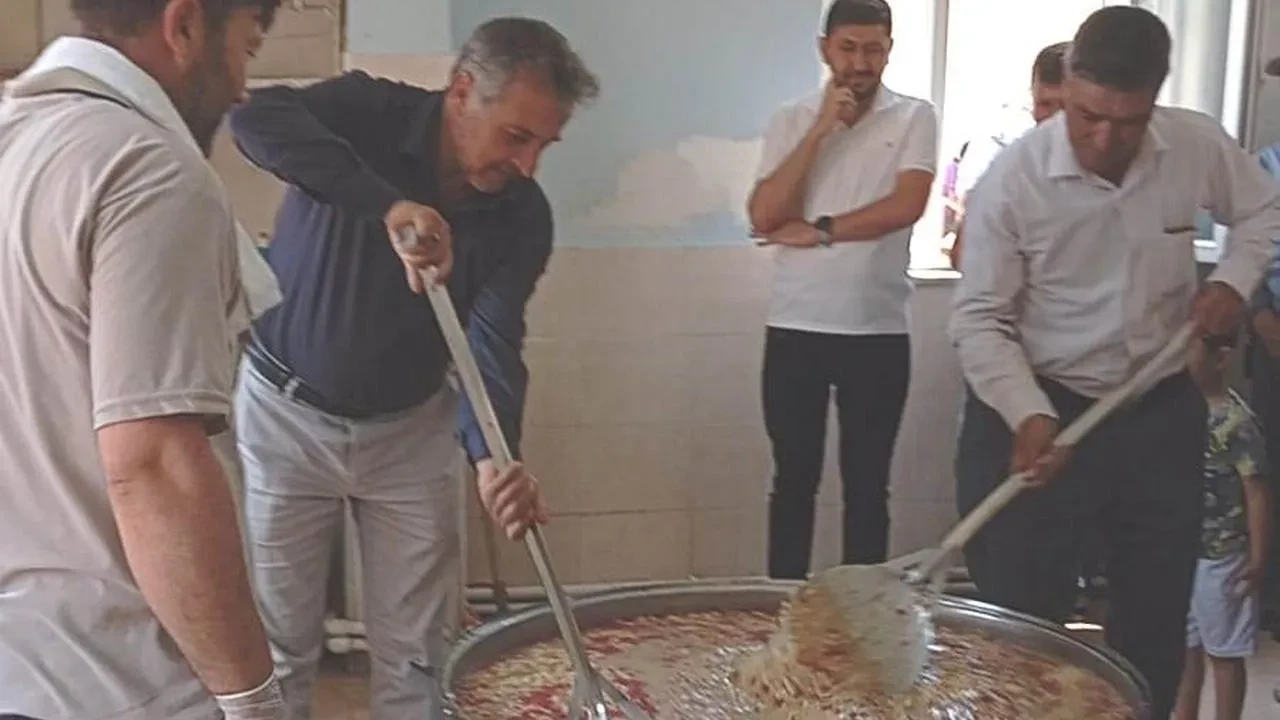 Hisarcık kutluhallar köyünde 15 yıllık aşure geleneği ile 2 bin 500 kişiye aşure dağıtıldı