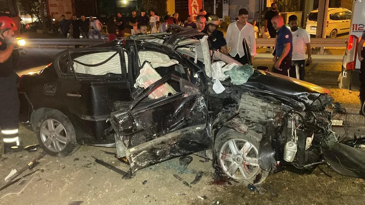 Kocaeli'nin İzmit ilçesinde otomobil köprü ayağına çarptı, 2 kişi ağır yaralandı.