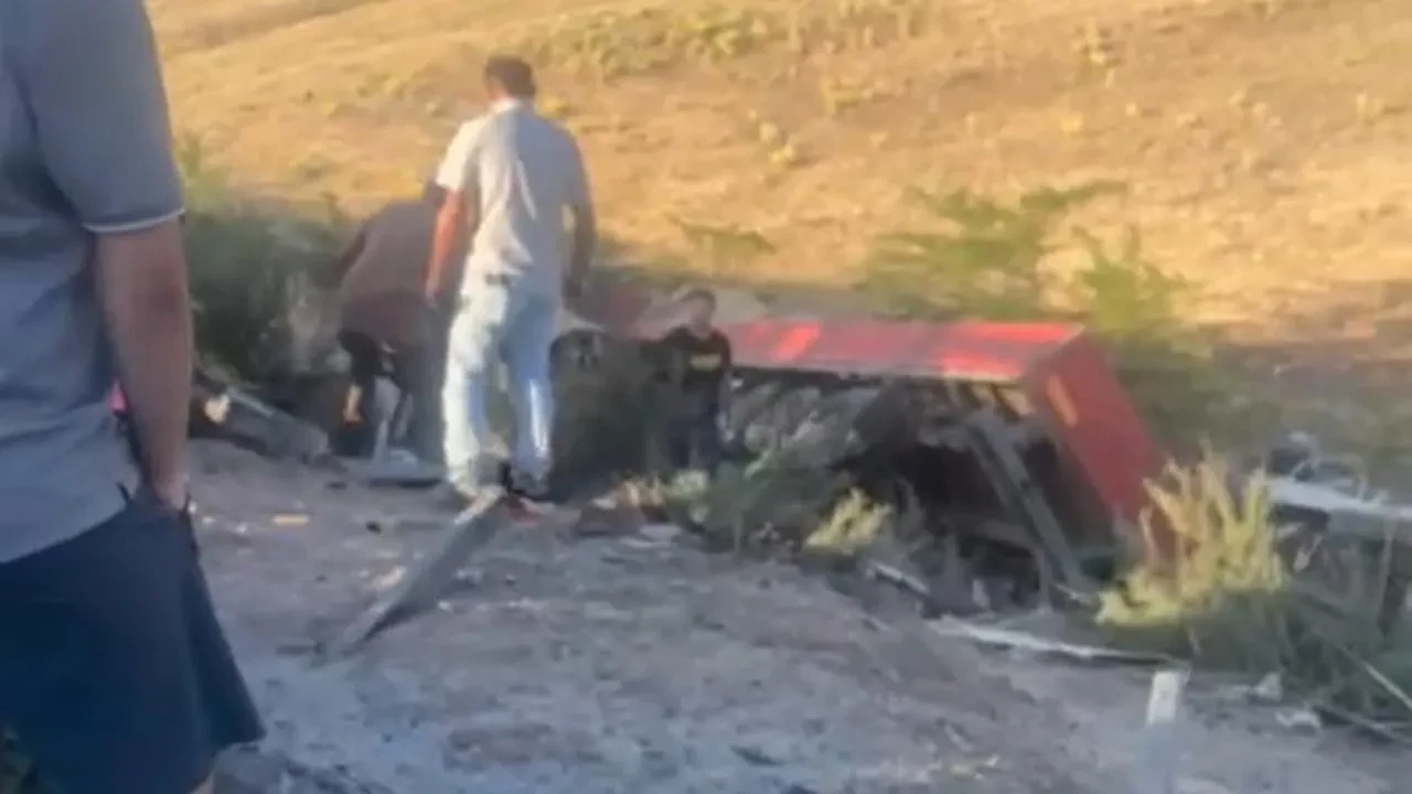 Niğde'de tır, minibüs ve otomobilin karıştığı zincirleme kazada 16 kişi yaralandı