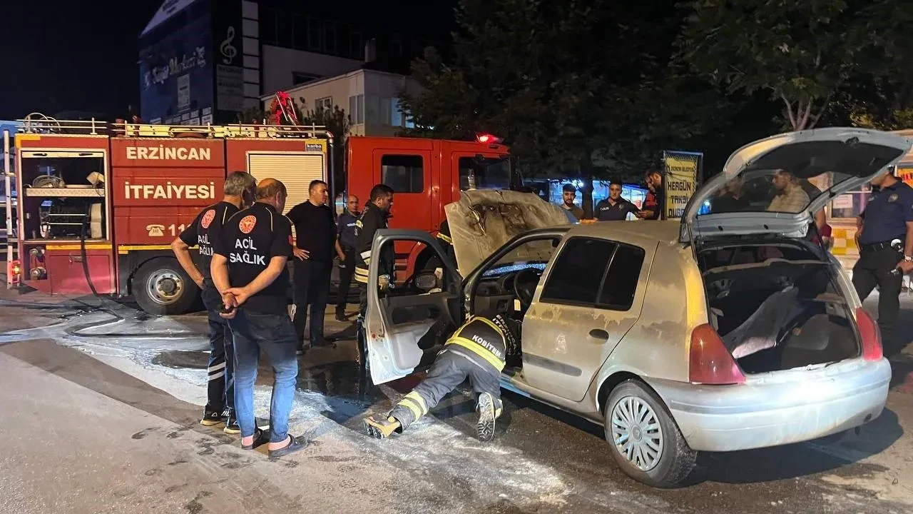 Erzincan’da otomobilde çıkan yangın vatandaşların müdahalesiyle söndürüldü