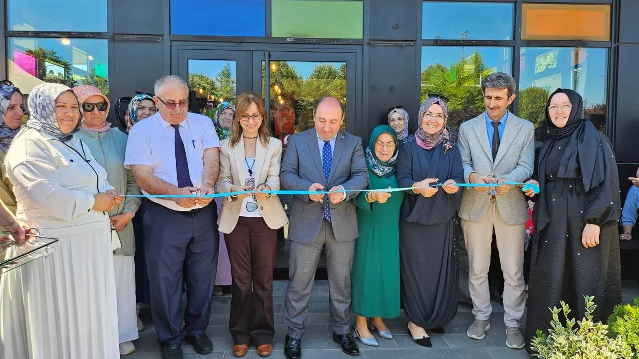 İğne oyası kursiyerleri düzce'de el emeği eserlerini sergiliyor