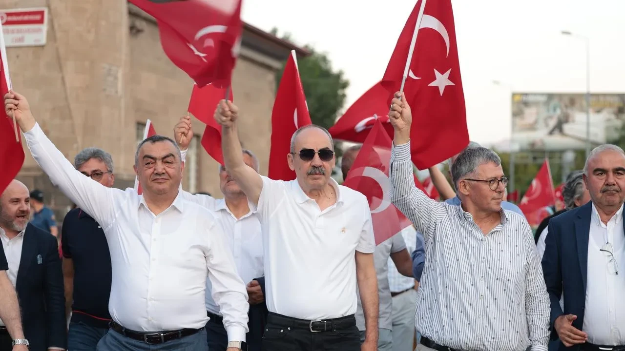 Kayseri İş Dünyası Cumhuriyet Meydanı’nda Demokrasi Çadırı Kurdu