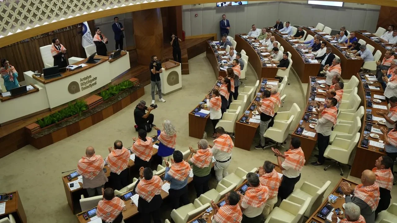 Antalya Büyükşehir Belediye Meclisi Böcek'in tutuklanması sonrası ilk kez toplandı