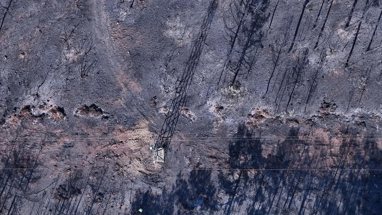 Bursa'da UEDAŞ yangın bölgesinde enerji hatlarını onarmaya başladı